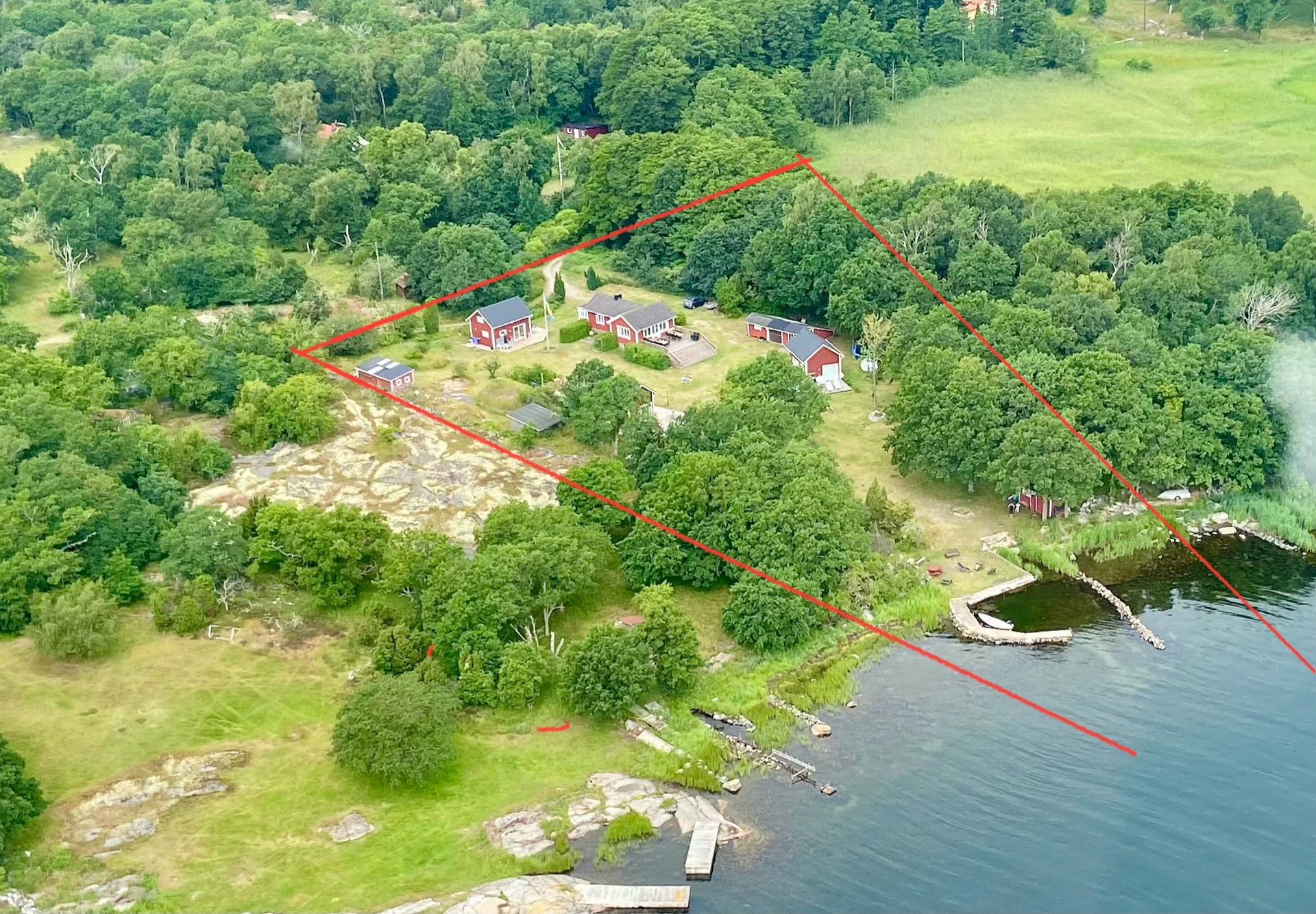 Längst från havet ser ni Stuga 1, därefter Storstugan, till höger i bild kommer Gästhuset och bikupan och framför dem ligger Stuga 3. Till vänster i bild (under träden) ligger Stuga 2. Markeringen är endast för att enkelt kunna se våra stugor, det är ingen tomtgräns.